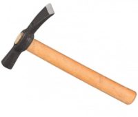 Молоток-кирочка каменщика с деревянной рукояткой, 400г в ставрополе